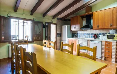 Una cocina o zona de cocina en 2 Bedroom Beautiful Home In Montalbán