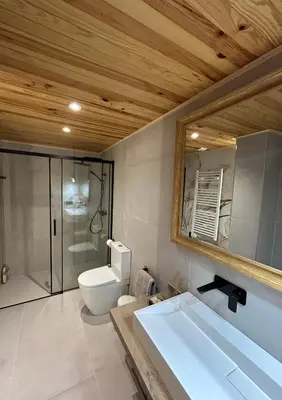 Un baño de Apartament Montsent