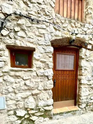 Plano de Rural Stone House with wood fireplace