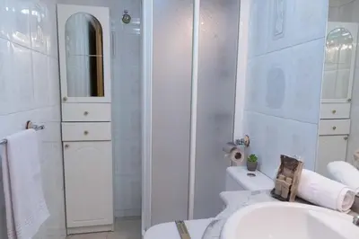 Un baño de COBEXO2 Moderno y tranquilo en Sabiñánigo