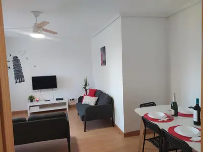 Una televisión o centro de entretenimiento en Piso muy luminoso con facilidad de parking Ideal Empresas
