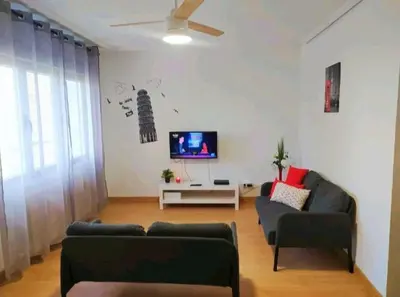 Una televisión o centro de entretenimiento en Piso muy luminoso con facilidad de parking Ideal Empresas