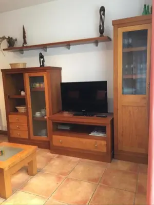 Una televisión o centro de entretenimiento en ELUR ETXEA