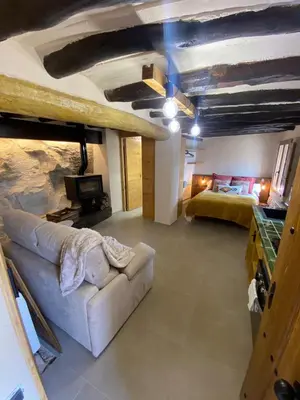 Cama o camas de una habitación en Precioso loft rural con estufa de leña panorámica