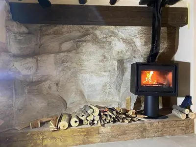 Plano de Precioso loft rural con estufa de leña panorámica