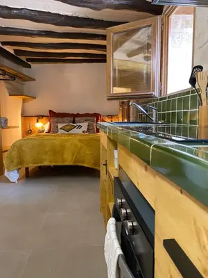 Cama o camas de una habitación en Precioso loft rural con estufa de leña panorámica