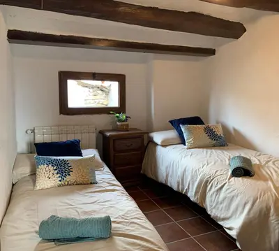 Cama o camas de una habitación en Vive la vida rural: Alojamiento en Les Piles. NIU RURAL, S.L.