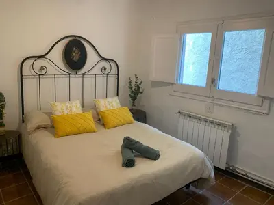 Cama o camas de una habitación en Vive la vida rural: Alojamiento en Les Piles. NIU RURAL, S.L.