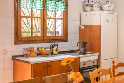 Una cocina o zona de cocina en Amplia casa rural en el corazón del valle Ulzama