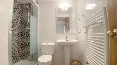 Un baño de C12 - Apartamento Casa Llorgodo 3 - Villmor