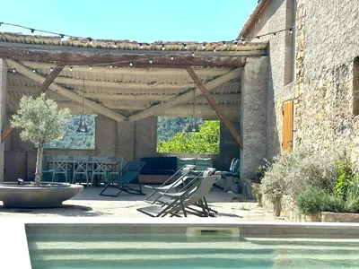 Piscina en o cerca de Masia la Oliva