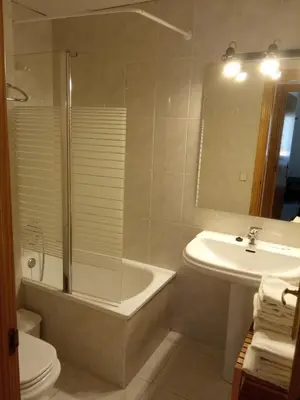 Un baño de APARTAMENTS CASA NANDO.