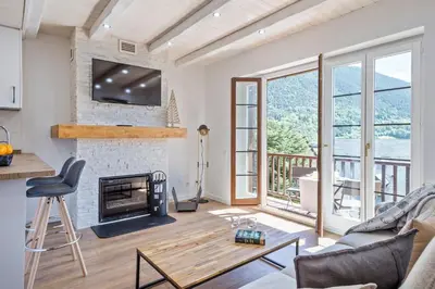 Una televisión o centro de entretenimiento en Luderna - Apartamento con terraza Mirador Salardu