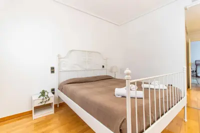 Cama o camas de una habitación en Amplio apartamento junto a la Basílica del Pilar by CABANA Rentals