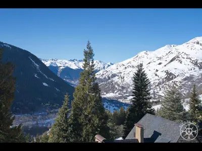 Vista general de una montaña o vista desde la casa o chalet