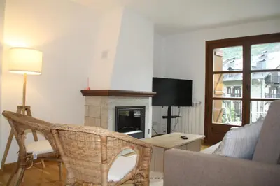 Una televisión o centro de entretenimiento en BPIRINEOS-Parque Los Tilos 3