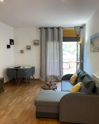 Zona de estar de Precioso cálido apartamento en Sort con terraza