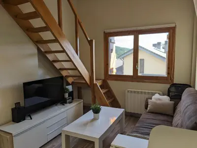 Una televisión o centro de entretenimiento en Bonito y luminoso apartamento con wifi y chimenea Aizú - Villanúa