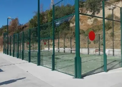 Instalaciones para jugar a tenis o squash en Cal cap xic o alrededores