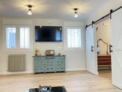 Una televisión o centro de entretenimiento en Apartamentos LA SOMERA