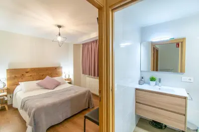 Cama o camas de una habitación en Preciosa casa rural con jardin cerca de Pamplona