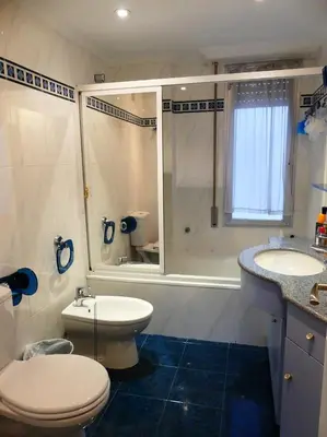 Un baño de Apartamento actual y funcional Iturrama 1
