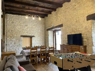Una televisión o centro de entretenimiento en Palacio de Aralar Familias