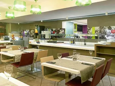 Un restaurante o sitio para comer en Hotel Ibis Styles Lleida Torrefarrera