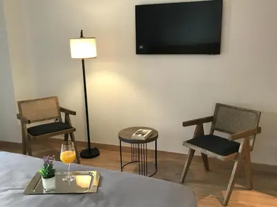Una televisión o centro de entretenimiento en HOTEL MONTE PERDIDO