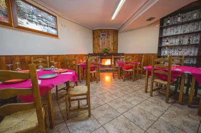 Un restaurante o sitio para comer en Hostal Alto Aragon