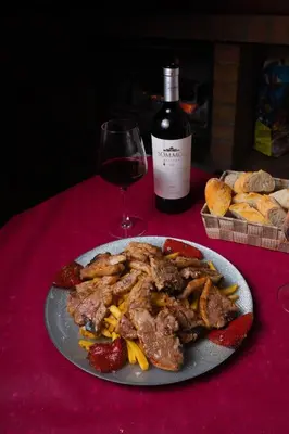 Comida en o cerca de este hotel