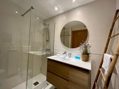 Un baño de C15 - Apartamento gran terraza Aigualluts - Villmor