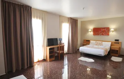 Una televisión o centro de entretenimiento en HOTEL MARIA ROSA