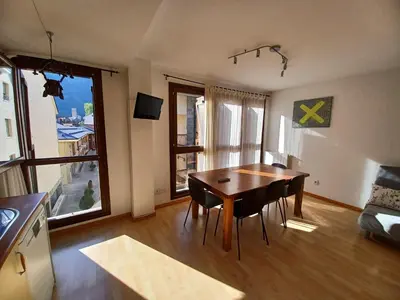 Una televisión o centro de entretenimiento en En el pleno centro de Biescas con garaje, ascensor y WiFi