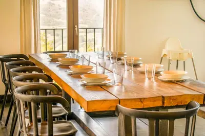 Un restaurante o sitio para comer en Espectacular casa rural en el corazón del Baztán