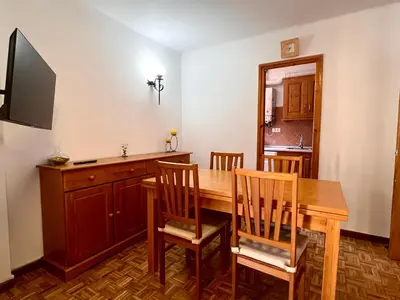 Una televisión o centro de entretenimiento en Apartaments Matxicots - L'Amfitriona