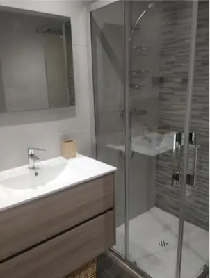 Un baño de CHECK-IN CASAS La Tuca