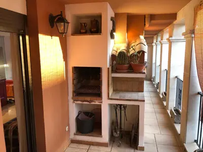 Una televisión o centro de entretenimiento en Loft acogedor con terraza y parking en el centro