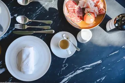 Comida en o cerca de este hotel