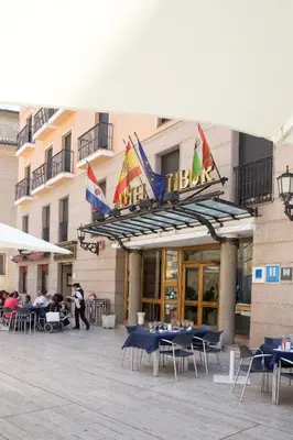 Un restaurante o sitio para comer en Hotel Tibur