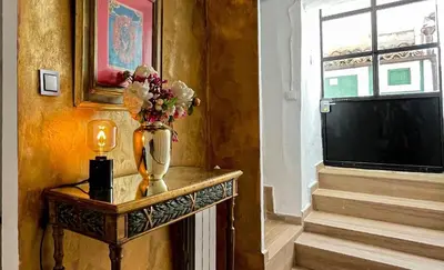 Una televisión o centro de entretenimiento en Apartamento Romanov