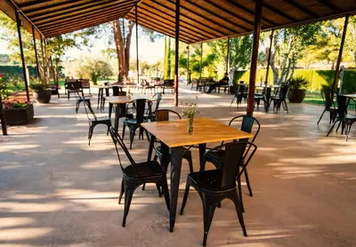 Un restaurante o sitio para comer en Hospedium Hotel La Parada del Compte