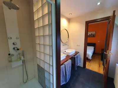 Un baño de Teo