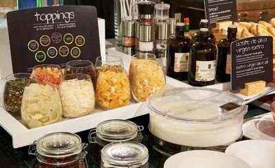 Comida en o cerca de este hotel