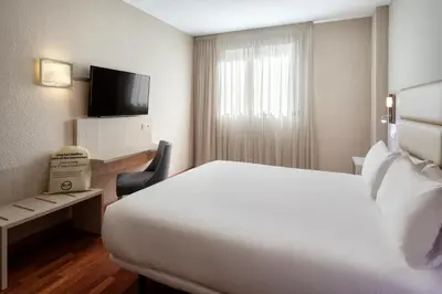 Cama o camas de una habitación en B&B HOTEL Zaragoza Royal
