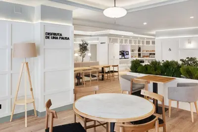 Zona de estar de B&B HOTEL Zaragoza Royal