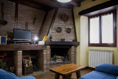 Una televisión o centro de entretenimiento en Casa Rural Senperenea I Landetxea