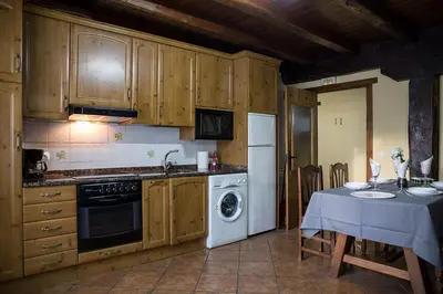 Una cocina o zona de cocina en Casa Rural Senperenea I Landetxea