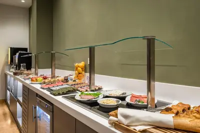 Comida en o cerca de este hotel