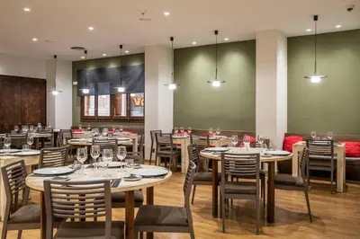 Un restaurante o sitio para comer en Hotel Don Jaime 54